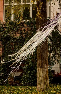 户外悬挂的白色装饰飘带