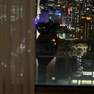 城市夜景透过窗户的景象