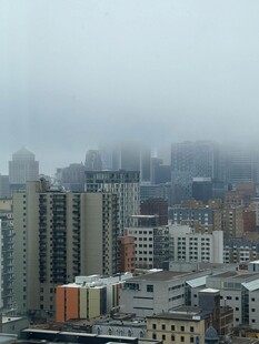 雾中都市高楼景观