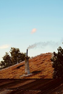 屋顶上空的奇幻彩云