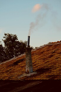 屋顶烟囱飘出袅袅炊烟