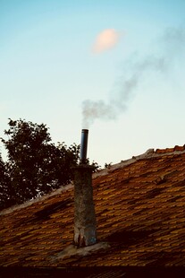 屋顶烟囱飘烟的黄昏景象