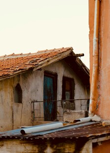 老旧房屋的斑驳外观