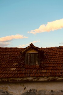 老旧屋顶上的小窗