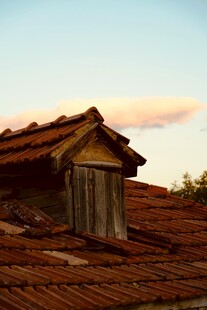 老旧屋顶上的破败小屋