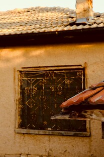 老旧墙面的斑驳窗户