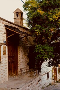 古朴小屋旁的葱郁树木