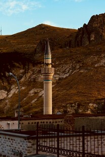 山间清真寺尖塔风景