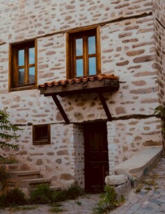 古朴石砌房屋外观