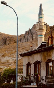 古老建筑与尖塔景观