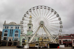 城市中的大型摩天轮景观