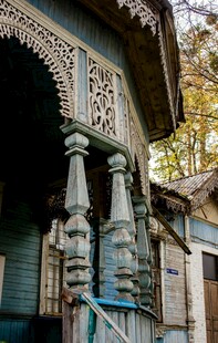 复古雕花木屋建筑细节