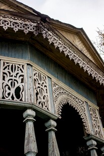 雕花古建筑屋檐特写