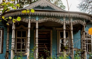 古老木屋尽显岁月痕迹