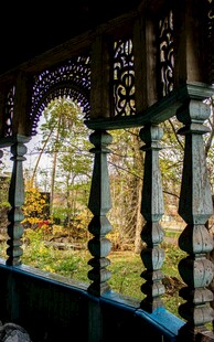 古雅廊亭赏窗外自然景致