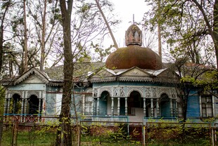 森林中的复古圆顶建筑