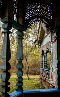 透过雕花窗看户外景致