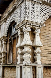 雕花装饰的古朴木质建筑