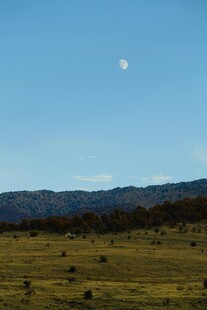 草原上的月亮与远山