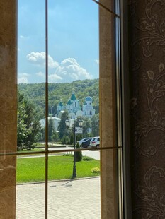 窗外美景 一人漫步绿地