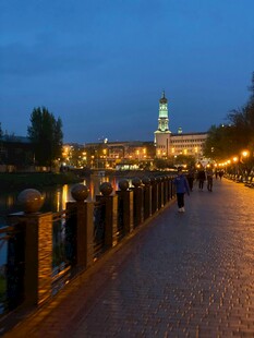 河畔夜景漫步路