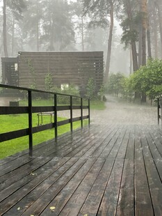 雨中木栈道与朦胧小屋