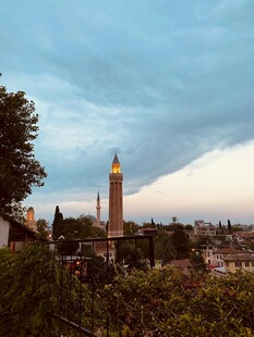 城市中的高耸尖塔景观