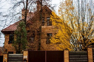 秋日里的古朴独栋住宅