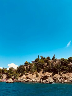 碧海蓝天中的葱郁岛屿