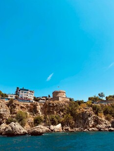 海边悬崖上的建筑风光