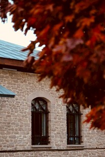 红叶掩映下的古朴建筑