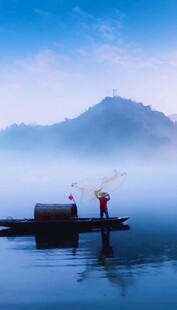 湖山之间的静谧渔舟画面