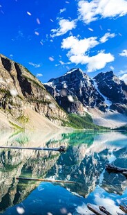 壮丽高山下的清澈湖泊