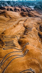 蜿蜒于荒漠的公路奇观