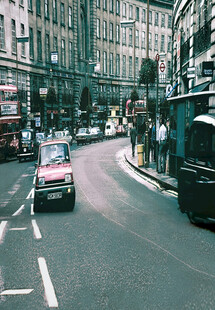 城市街道繁忙交通景象