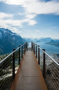 山间栈道赏湖景风光