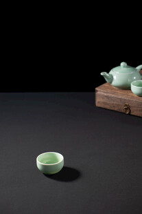 素雅青瓷茶杯与茶具组合