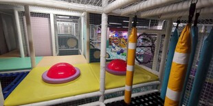 地铁车厢内的红色装饰座椅