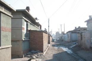 老旧街道的破败景象