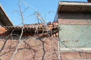 老旧房屋破损的屋顶一角