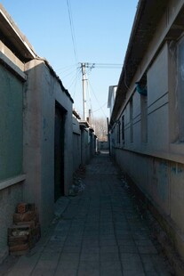 狭窄小巷的静谧景象