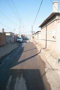 乡村小道上的车辆与建筑