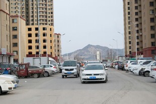 城市街道两旁停满车辆