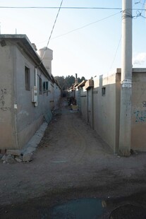 狭窄小巷中的低矮建筑