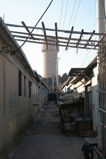 老旧小巷中的简易棚架