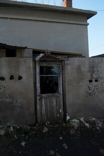 破旧房屋的斑驳木门