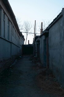 狭窄小巷中的老旧建筑