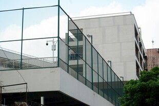 现代玻璃幕墙建筑外观