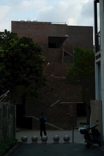 老旧建筑旁行走的人