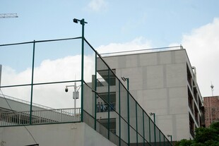 现代建筑玻璃围栏景观